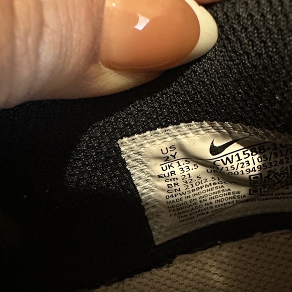 Nike Kids Black and White Sneakers - Picture 6 of 6